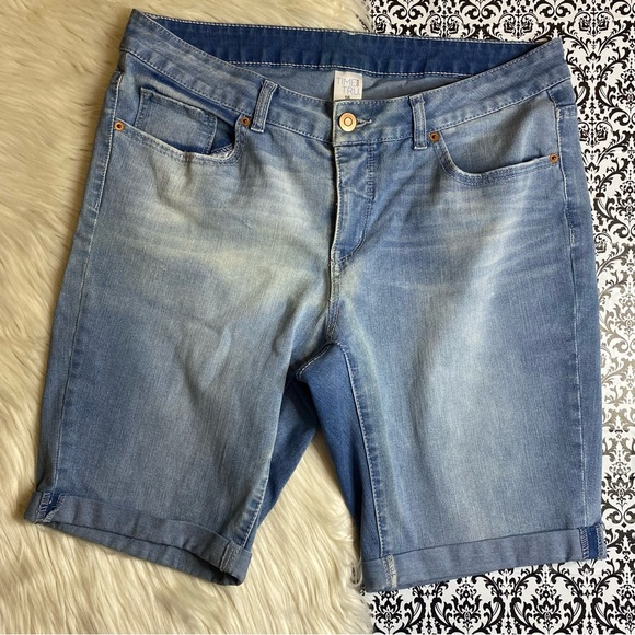 Time and Tru : size 16 : light wash double cuff denim jean bermuda summer shorts - Picture 3 of 8